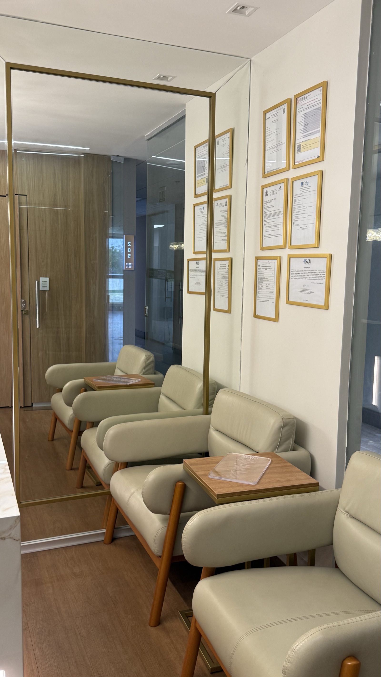 Sala de espera da Clínica Éclair, com certificações